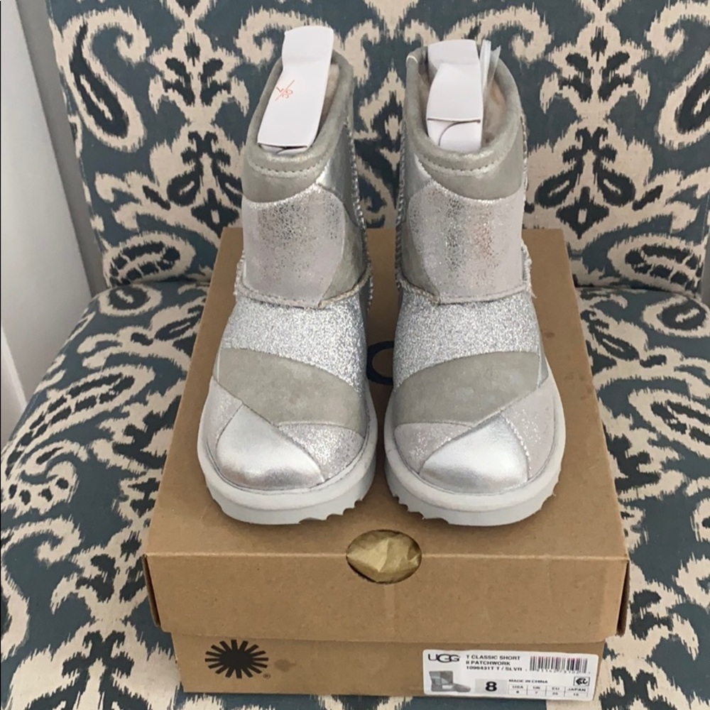 BNIB Girls UGG Boots Classic Short Size 8